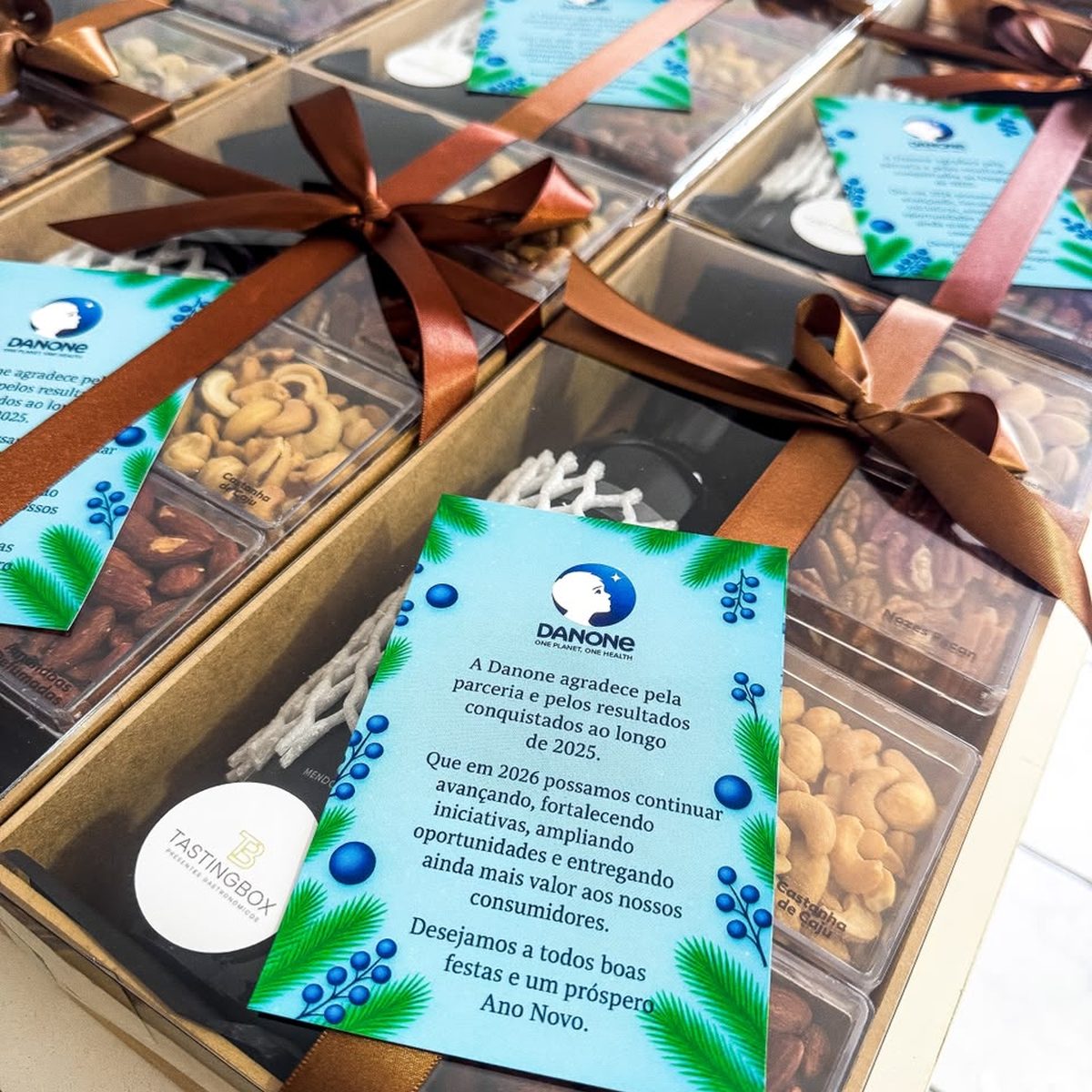 Caixas personalizadas com cartão institucional e fita de cetim