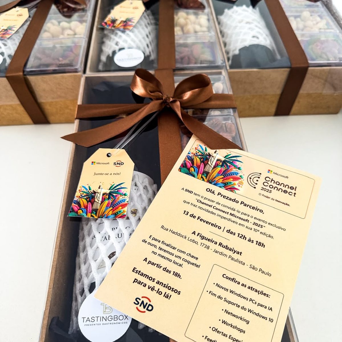 Presentes corporativos para evento com convite personalizado