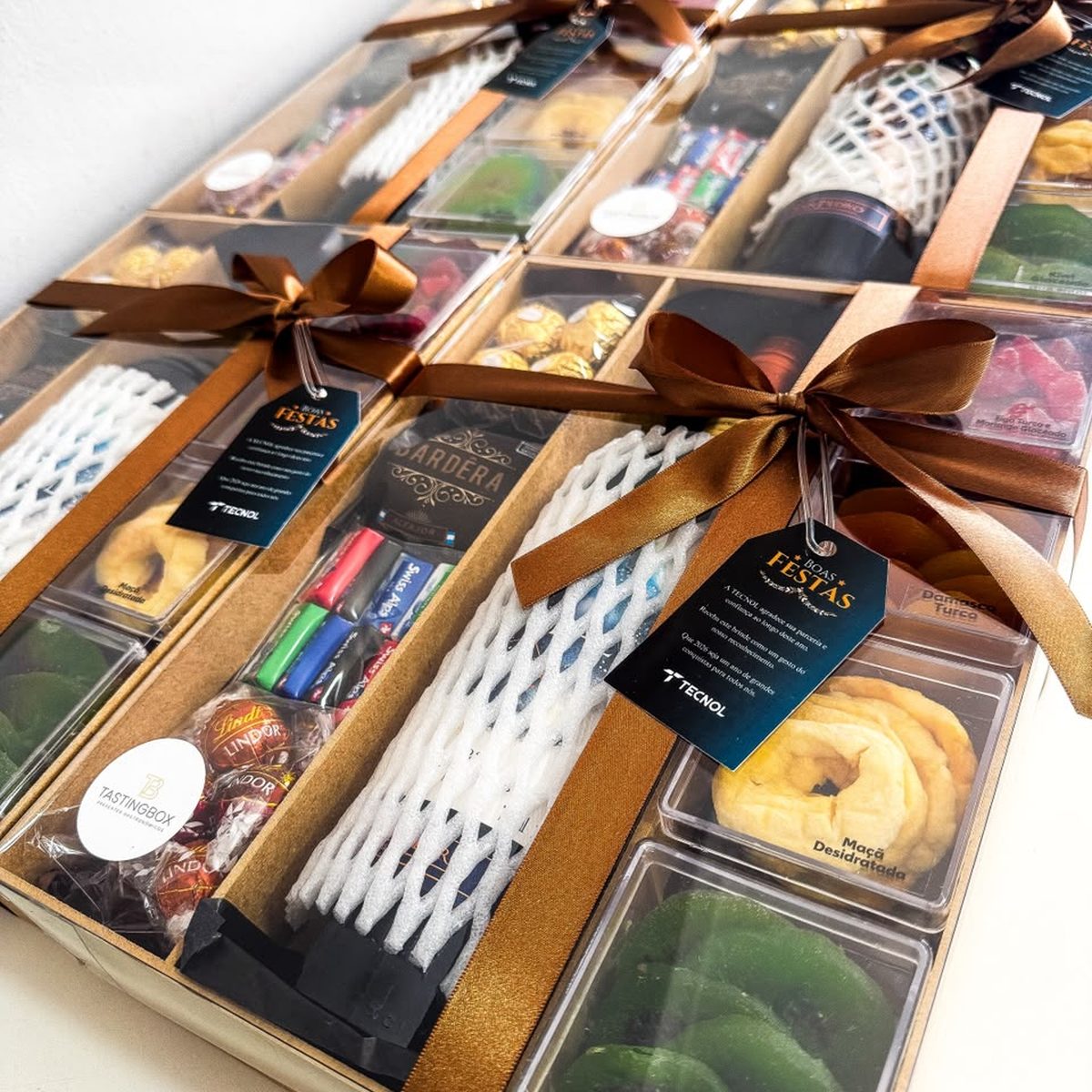 Boxes gourmet com frutas secas, chocolates e tag personalizada