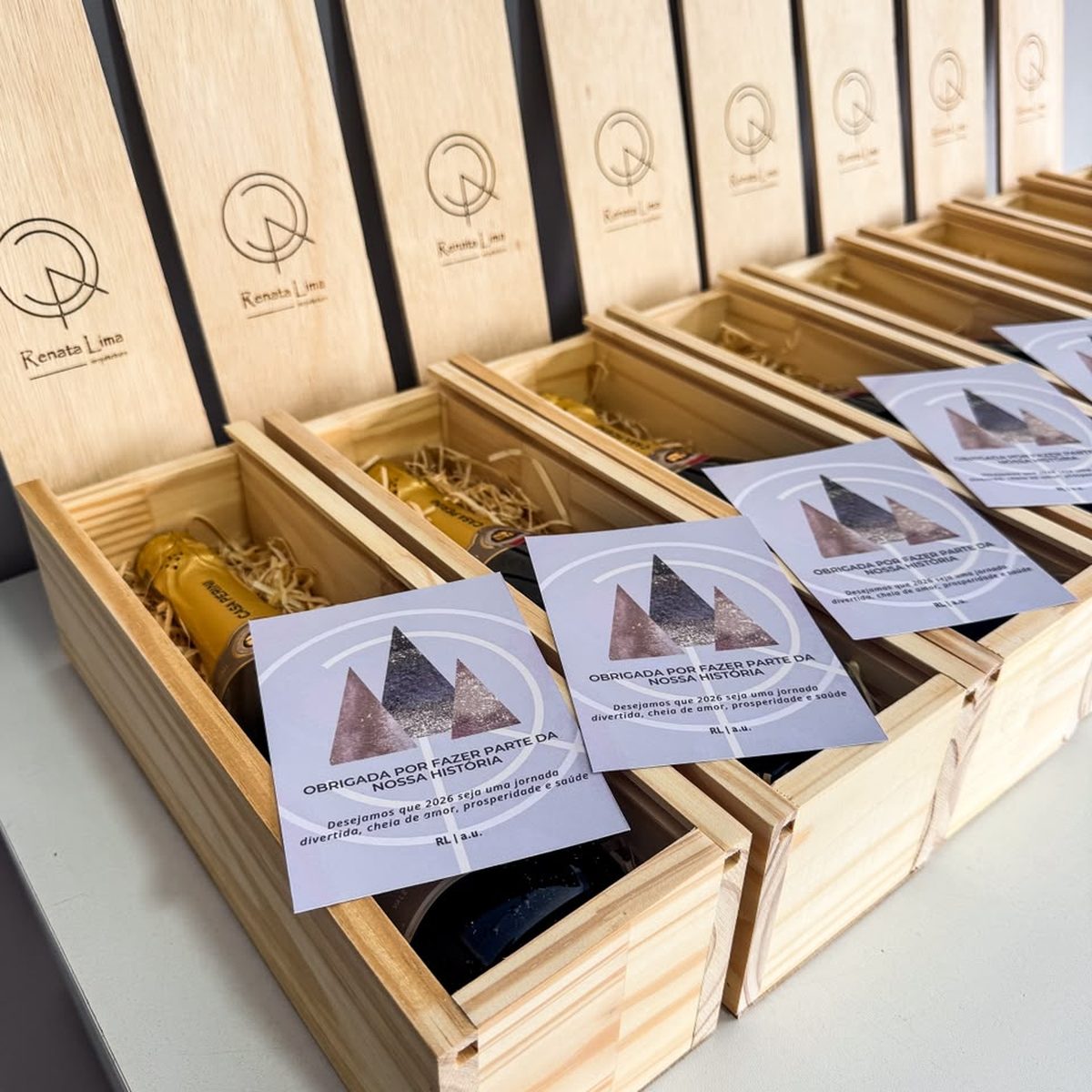 Caixas de madeira com vinho e gravação a laser da marca do cliente
